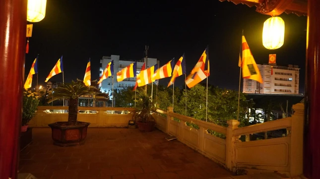 Đầu năm người dân đi chùa không đơn thuần là cầu an mà khi đến đây, mọi người cảm thấy mình nhẹ nhàng, bình an Đầu năm người dân đi chùa không đơn thuần là cầu an mà khi đến đây, mọi người cảm thấy mình nhẹ nhàng, bình an