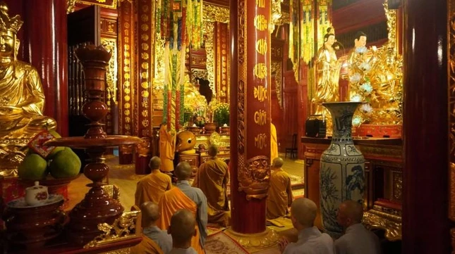 Chư tôn đức chùa Huệ Chiếu trang nghiêm lễ cúng đầu năm nguyện cầu một năm mới bình an Chư tôn đức chùa Huệ Chiếu trang nghiêm lễ cúng đầu năm nguyện cầu một năm mới bình an