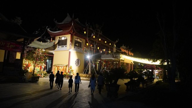 Khách thập phương đến chùa Huệ Chiếu ngay sau thời khắc giao thừa năm Nhâm Dần, đã có nhiều người xuất hành đến chùa cầu bình an trong năm mới