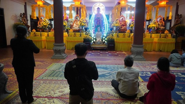 Người dân đi lễ chùa cũng rất tuân thủ quy định đeo khẩu trang phòng dịch