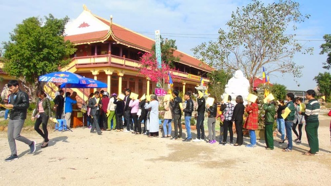 Đầu năm du khách thập thương đến xin chữ rất đông