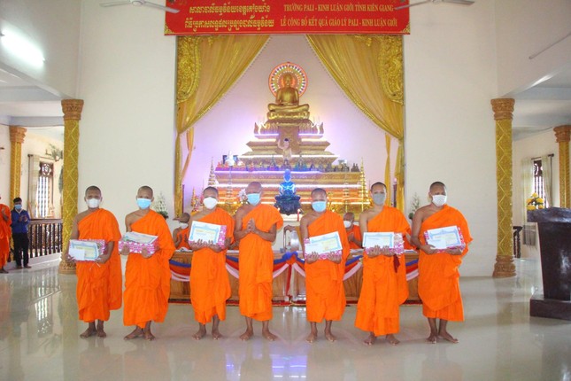 Tăng sinh nhận bằng tốt nghiệp