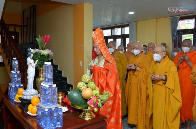 Niêm hương cầu nguyện khai trương khối Văn phòng Ban Trị sự GHPGVN TP.HCM