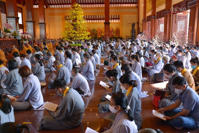 Phật tử đến chùa cầu an cho bản thân và gia đình trong đầu năm mới