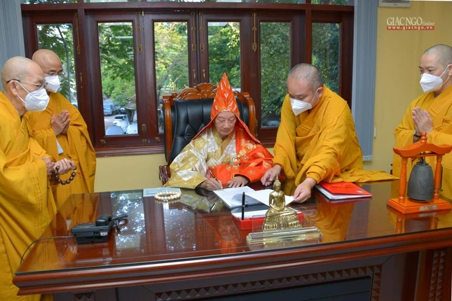 Trưởng lão Hòa thượng khai bút ký các văn bản tại Văn phòng Ban Trị sự Phật giáo TP.HCM