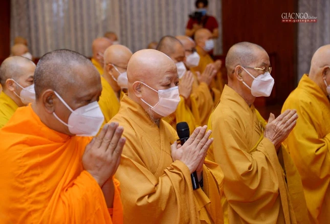 Đại diện toàn chư tôn đức Tăng Ni, Hòa thượng Thích Lệ Trang thành kính tác bạch khánh tuế