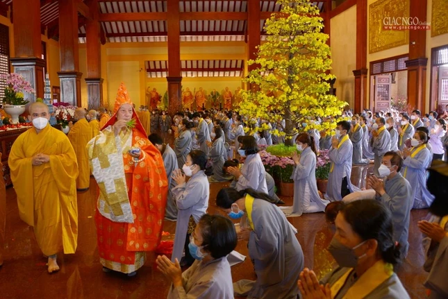 Trưởng lão Hòa thượng Quyền Pháp chủ GHPGVN, Trưởng ban Trị sự GHPGVN TP.HCM đã cử nhành dương sái tịnh đàn tràng