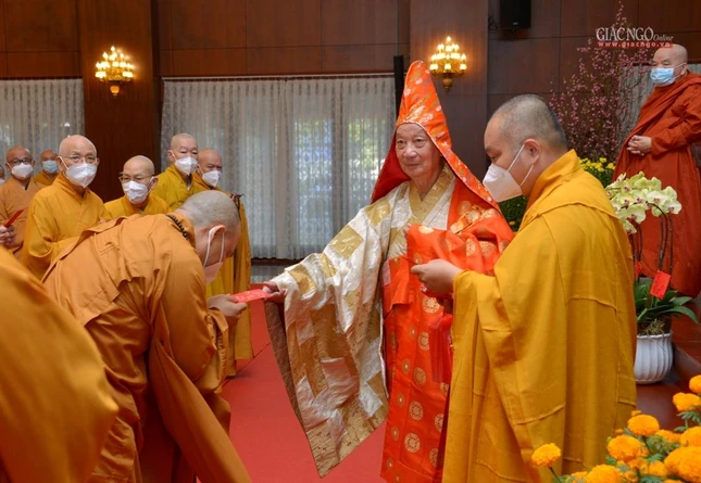 Trưởng lão Hòa thượng đã hoan hỷ trao lộc chúc mừng năm mới đến chư tôn đức