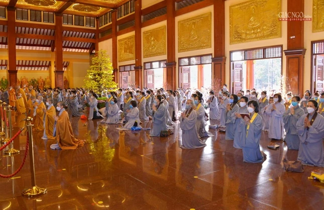 Đông đảo Phật tử các đạo tràng về Việt Nam Quốc Tự trì tụng kinh Dược Sư
