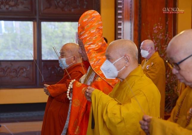 Chư tôn giáo phẩm niêm hương bạch Phật