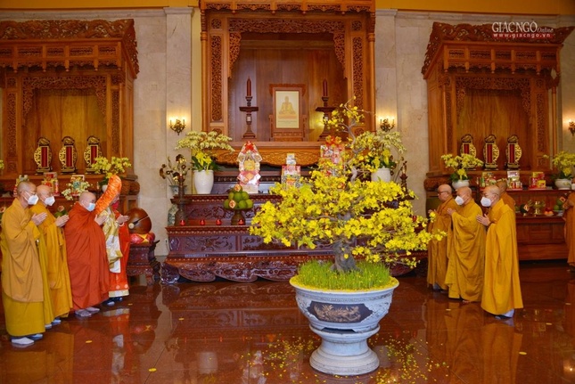 Đảnh lễ chư Tổ tại Tổ đường Việt Nam Quốc Tự