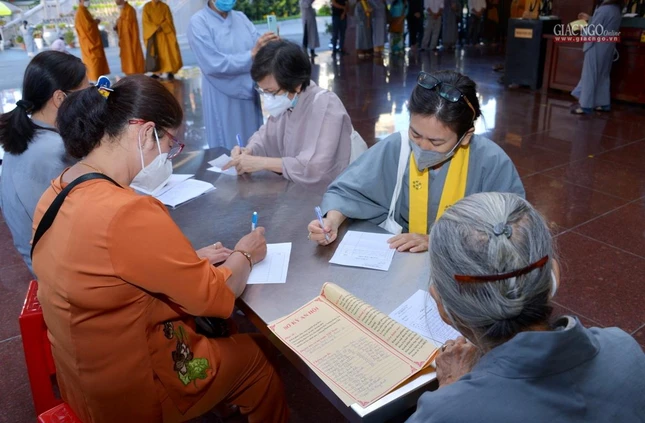 Phật tử ghi tên cầu an tại sảnh Việt Nam Quốc Tự