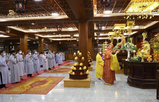 Hòa thượng Thích Châu Quang sái tịnh đàn tràng chính thức khai đàn Pháp hội Dược Sư