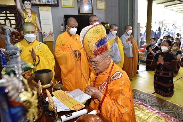 Hòa thượng Thích Huệ Phước niêm hương cầu nguyện