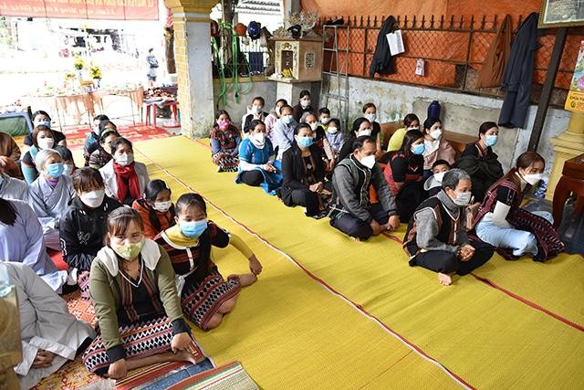 Phật tử, đồng bào quây quần ngày đầu xuân