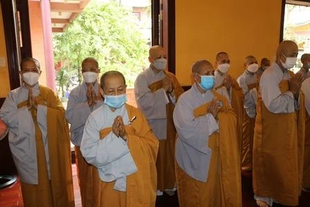 Chư Ni thành kính tưởng niệm Chư Ni thành kính tưởng niệm