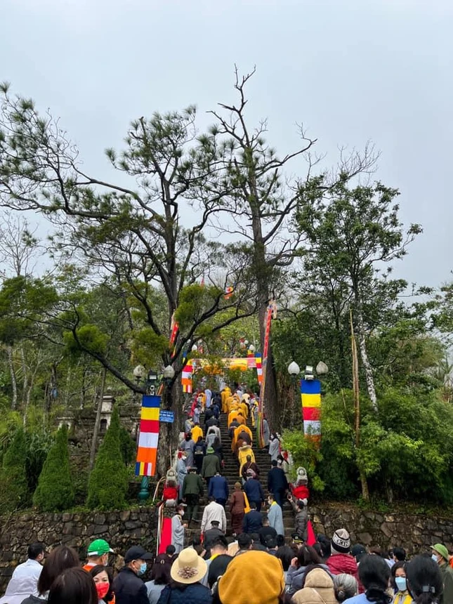 Cung rước chư tôn đức từ chân núi đến Huệ Quanh kim tháp và chùa Hoa Yên Cung rước chư tôn đức từ chân núi đến Huệ Quanh kim tháp và chùa Hoa Yên