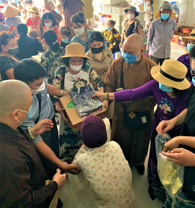Chùa Phước Duyên, tại TP.HCM trao quà đến người mù nghèo tại TP.Nha Trang
