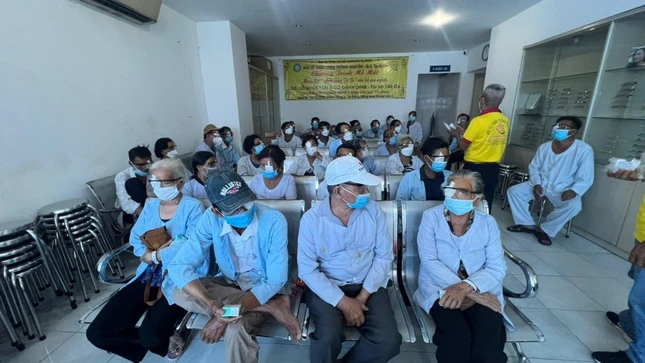 Bà con nghèo được tài trợ mổ mắt Bà con nghèo được tài trợ mổ mắt