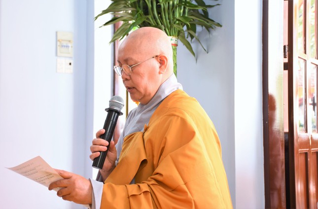 Ni sư Thích nữ Phong Duyên thay mặt môn đồ pháp quyến Linh Quang tịnh xá tuyên đọc tiểu sử cố Ni trưởng Thích nữ Từ Tri