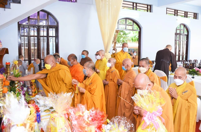 Chư tôn đức niêm hương tưởng niệm Ni trưởng Thích nữ Từ Tri