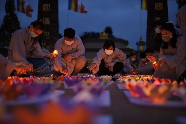 Thắp nến cầu nguyện bình an