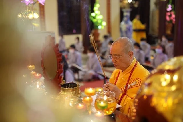 Hòa thượng Thích Huệ niêm hương bạch Phật Hòa thượng Thích Huệ niêm hương bạch Phật