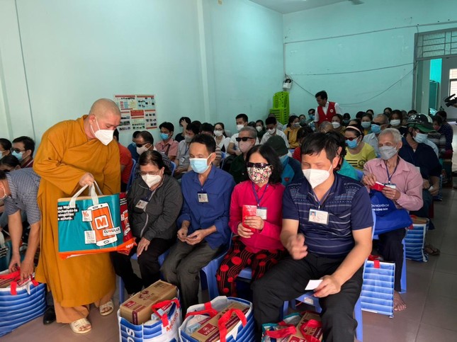 Đại đức Thích Nguyên Thông trao quà đến người mù khó khăn huyện Long Thành