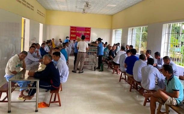 Đoàn trao quà tại Trung tâm Nuôi dưỡng người tâm thần Hoài Nhơn