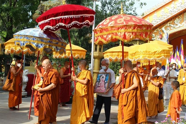 Chư Tăng trong nghi thức nhiễu tháp Hòa thượng Giới Nghiêm