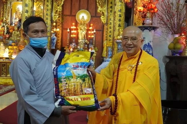 Tặng quà đến Phật tử