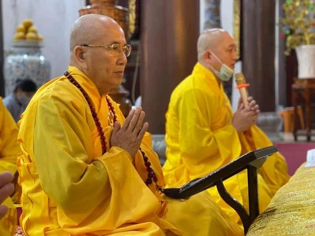 Hòa thượng Thích Khế Chơn cùng đại chúng trì tụng kinh cầu an đầu năm