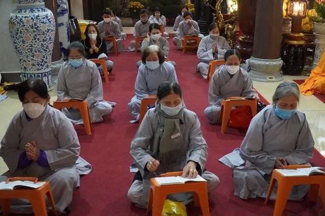 Phật tử chùa Thiên Minh nhất tâm trì tụng kinh cầu an đầu năm