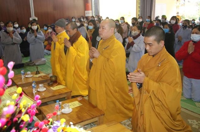 Chư Tăng thực hiện nghi thức khai đàn Chư Tăng thực hiện nghi thức khai đàn