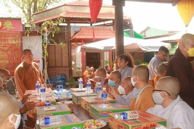 Phật tử cúng dường đến Tăng Ni trên địa bàn liên xã Tân Hòa - Tân Hải