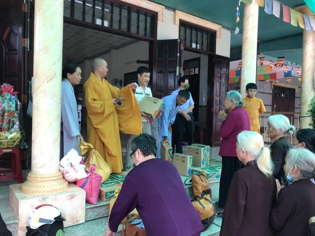 Chùa Bình An trao quà đến các Phật tử