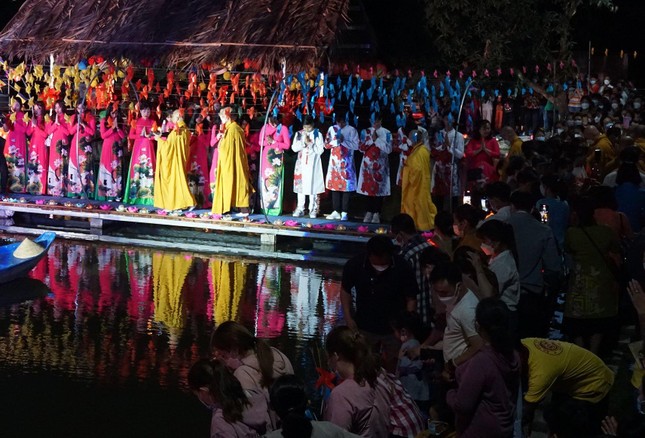 Chư tôn đức thực hiện nghi thức thả hoa đăng