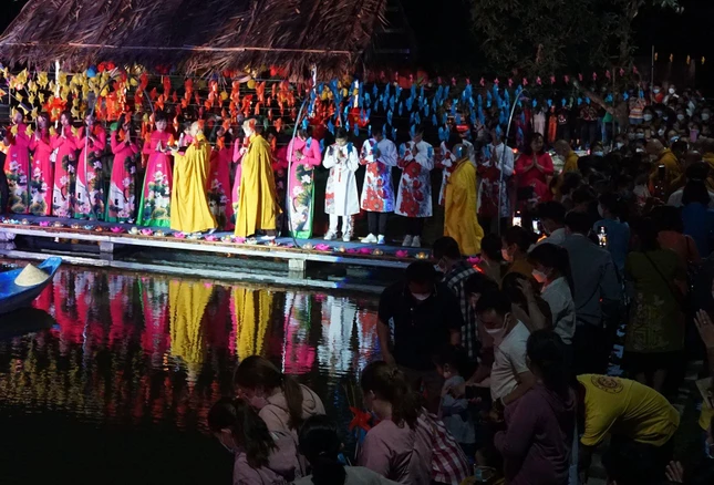 Chư tôn đức thực hiện nghi thức thả hoa đăng