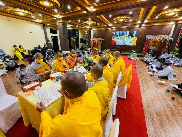 Chư tôn đức cùng Phật tử trì tụng kinh Dược sư