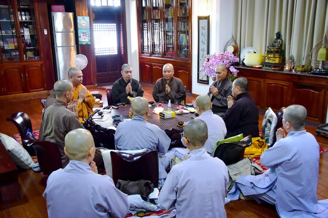 Thượng tọa Thích Trí Chơn chủ trì buổi họp đầu năm Nhâm Dần