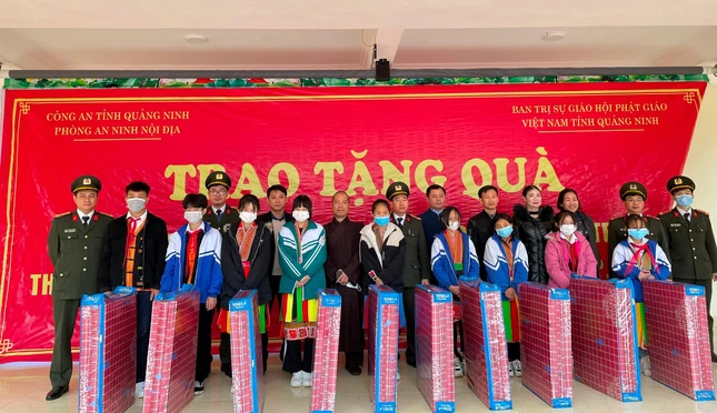 Ban Trị sự GHPGVN tỉnh Quảng Ninh và Phòng An ninh nội địa - Công an tỉnh Quảng Ninh trao quà cho học sinh Ban Trị sự GHPGVN tỉnh Quảng Ninh và Phòng An ninh nội địa - Công an tỉnh Quảng Ninh trao quà cho học sinh
