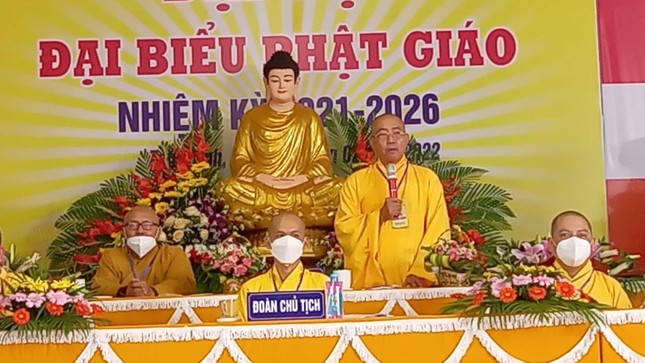 Hòa thượng Thích Minh Nhật lấy ý kiến biểu quyết của đại biểu thông qua nhân sự Ban Trị sự huyện nhiệm kỳ 2021-2026