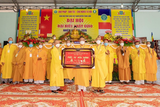 Trao bảng "Phật sự viên thành" đên chư tôn đức Ban Trị sự