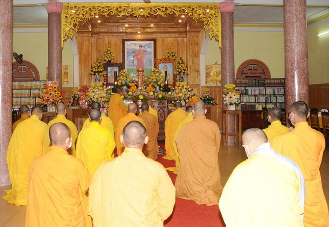 Chư tôn đức dâng hương đảnh lễ cố Trưởng lão Hòa thượng tại Giác linh đường