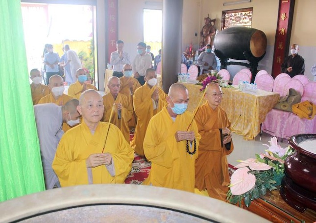 Chư tôn đức niêm hương Tam bảo tại điểm sinh hoạt tôn giáo Khánh Minh