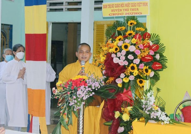 Đại đức Thích Lệ Duyên thay mặt Ban Thường trực Ban Trị sự GHPGVN tỉnh công bố giấy chứng nhận đăng ký sinh hoạt tôn giáo tập trung Ngọc Việt