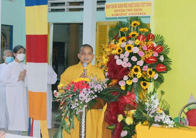 Đại đức Thích Lệ Duyên thay mặt Ban Thường trực Ban Trị sự GHPGVN tỉnh công bố giấy chứng nhận đăng ký sinh hoạt tôn giáo tập trung Ngọc Việt