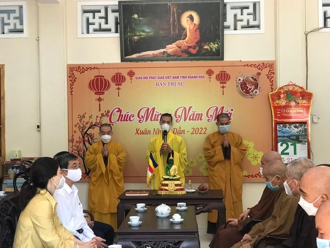 Các vị trụ trì tạo huyện đảo Trường Sa cảm ơn chư tôn đức Ban Trị sự và lãnh đạo tỉnh