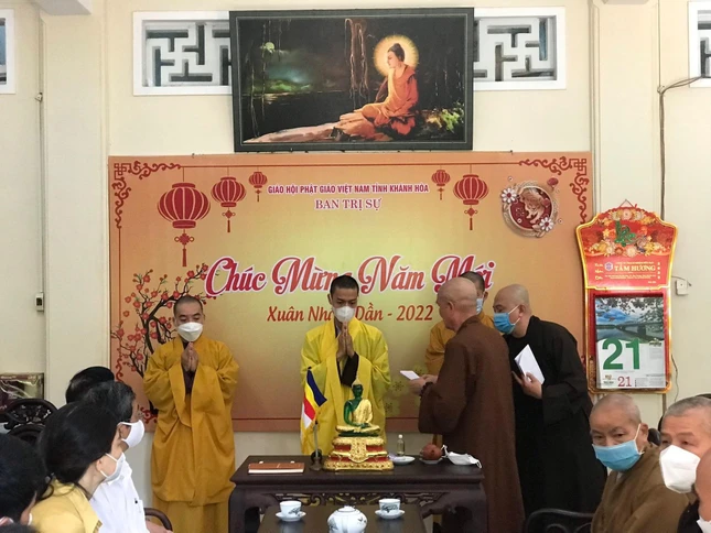 Hòa thượng Thích Minh Thông trao quà khích lệ chư Tăng trụ trì các chùa tại huyện đảo Trường Sa