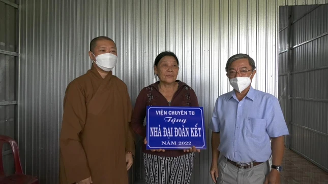 Thượng tọa Thích Thiện Thuận bàn giao nhà đến gia đình khó khăn